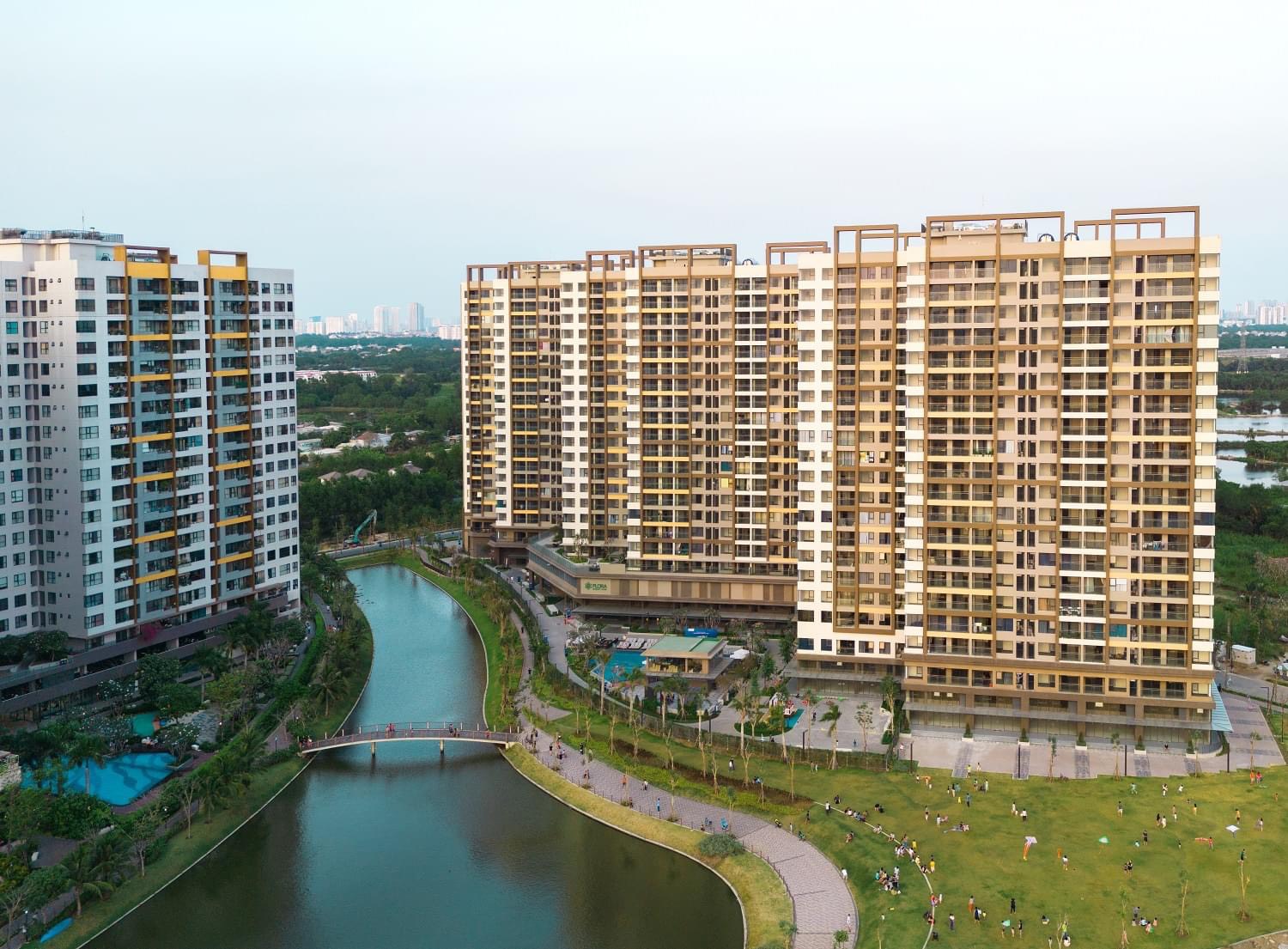 Mizuki Park nổi bật với không gian sống xanh chuẩn Nhật, sở hữu kênh đào sinh thái, công viên rộng lớn và hệ căn hộ hiện đại giữa lòng Nam Sài Gòn. Dự án mang đến môi trường sống trong lành, tiện ích đồng bộ và cộng đồng cư dân văn minh, trở thành lựa chọn an cư và đầu tư bền vững tại TP.HCM.